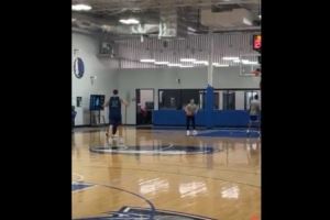 搞点乐子😂 弗拉格训练中对着空气示意拉开空间让他单挑