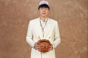 杨瀚森在斯普利特陪同下练外线投篮 前者右侧45度NBA三分线5投4中