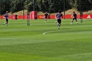 秀个花活！曼联社媒晒季前训练视频，齐尔克泽脚后跟破门