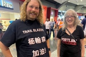 👍杨瀚森水不了！球迷穿特制衣服为小杨加油 “瀚”少了三点水