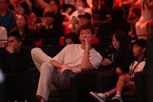 周琦与陈盈骏现身首钢园观战王楚钦比赛 儿子糊糊也在~