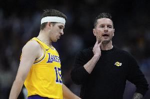 先见之明!名记:今夏雷迪克一直在努力培养里夫斯 让他更自信