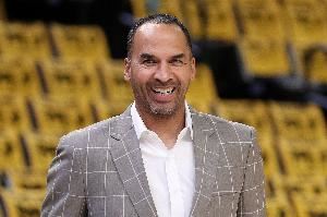 丁彦雨航：哈里森之前的履历很亮眼 交易卢卡明显是新老板的动作